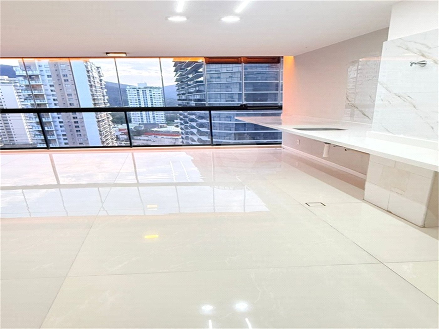 Apartamento à venda com 3 quartos, sendo 1 suíte,  em Recreio dos Bandeirantes, Rio de Janeiro, RJ