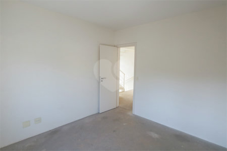Casa à venda com 4 quartos, sendo 2 suítes, no condomínio Bristol Village, São Paulo - SP