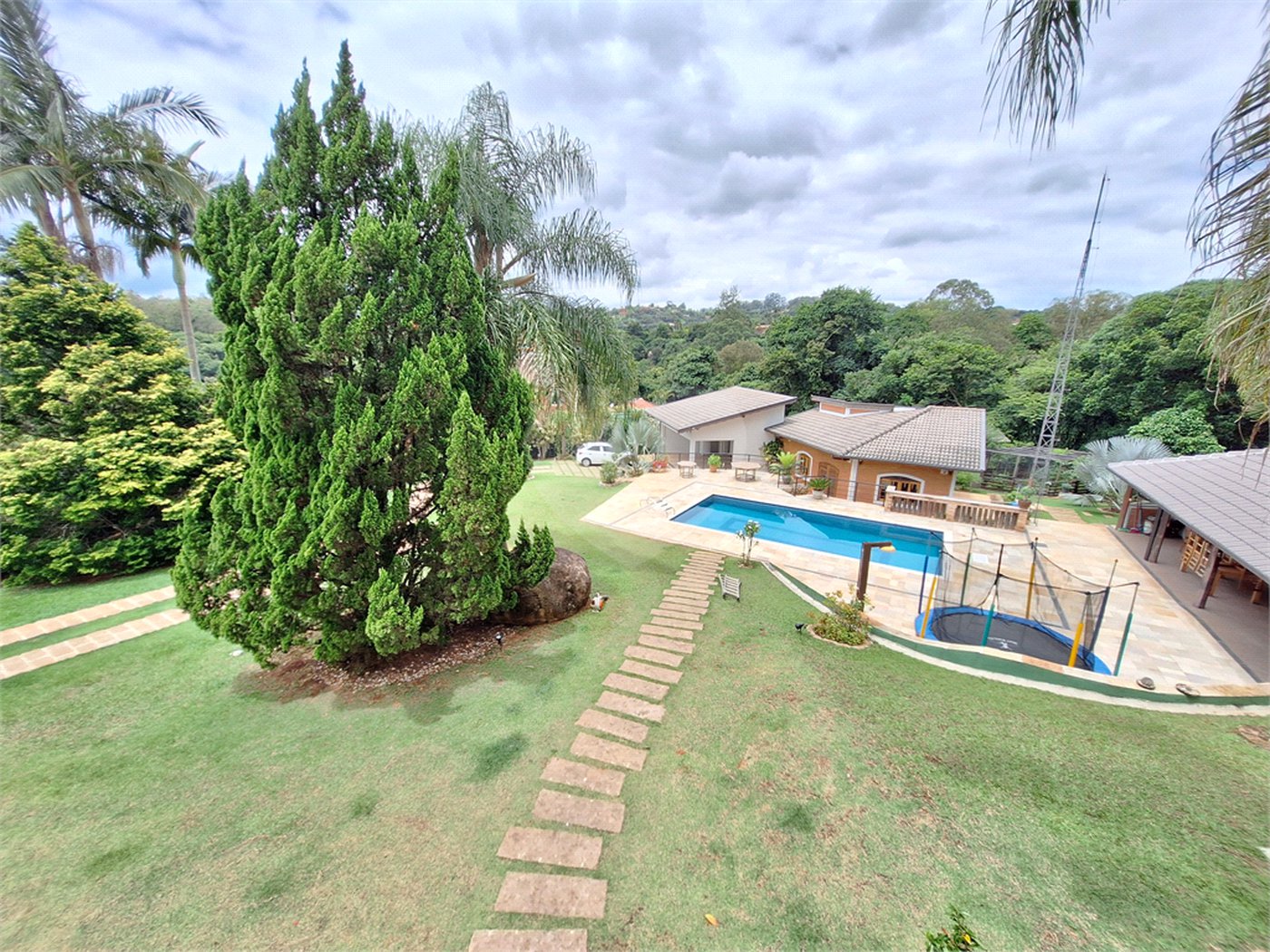 Casa à venda com 7 quartos, sendo 3 suítes, no condomínio Chacaras do Lago, Vinhedo - SP