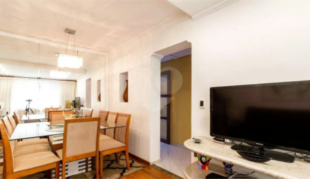 Casa à venda com 3 quartos, sendo 1 suíte,  em Vila Olímpia, São Paulo, SP