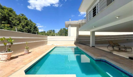 Casa à venda com 3 suítes no condomínio Portal do Lago, Valinhos - SP