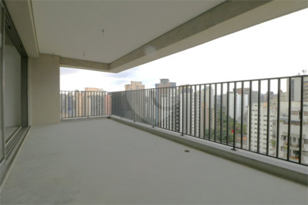 Apartamento à venda com 3 suítes em Moema, São Paulo, SP