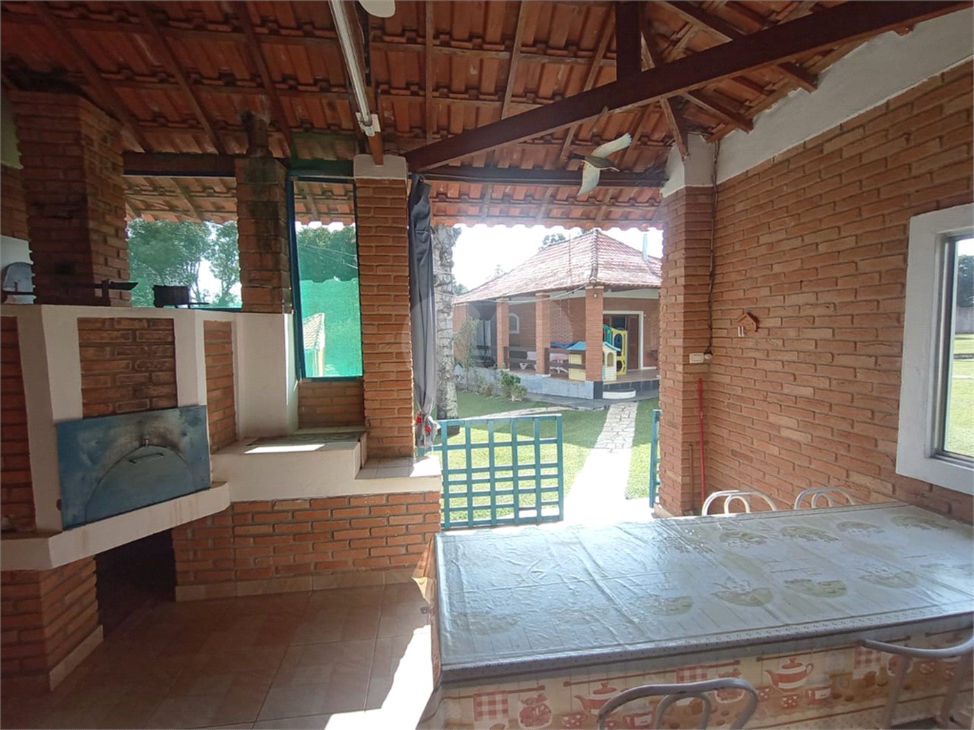 Chácara à venda com 6 quartos, sendo 1 suíte,  em Cercadinho, Alambari, SP