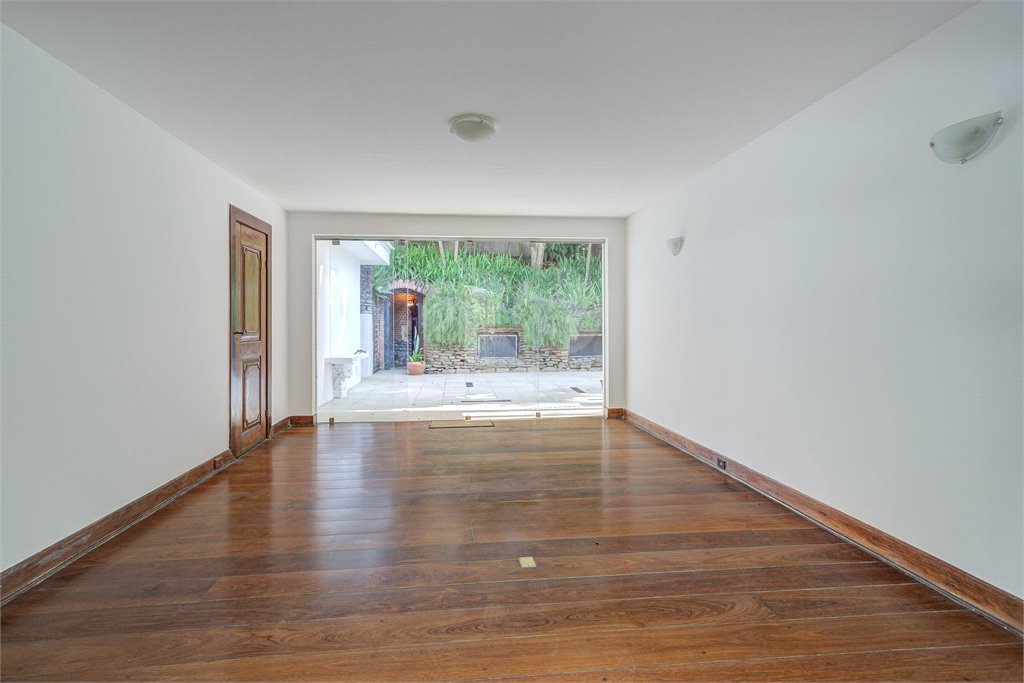 Casa para alugar com 5 quartos, sendo 3 suítes, no condomínio Chácara Flora, São Paulo - SP