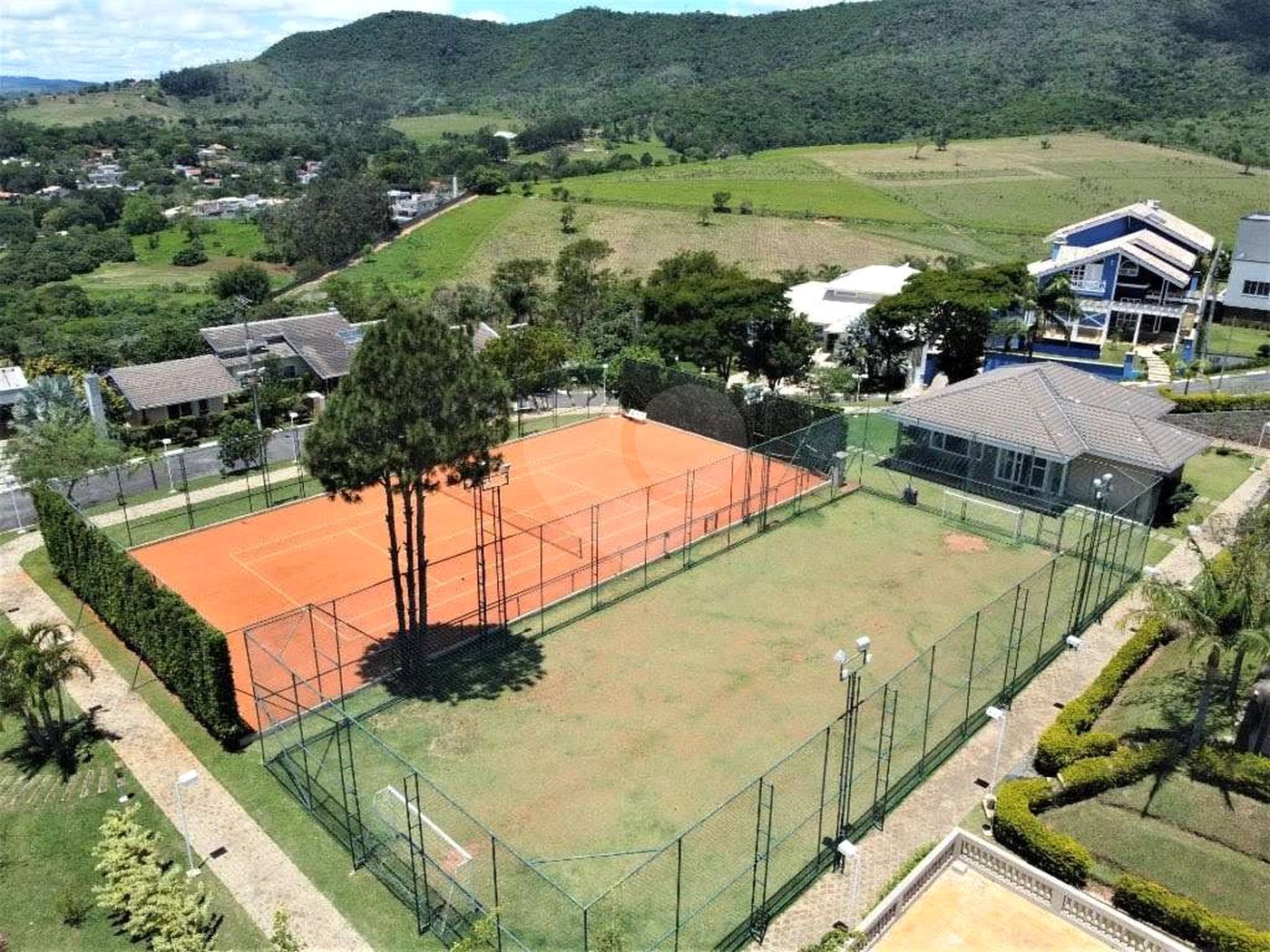 Casa à venda com 4 suítes no condomínio Osato, Atibaia - SP