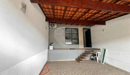 Sobrado à venda com 3 quartos, sendo 1 suíte,  em Lopes de Oliveira, Sorocaba, SP
