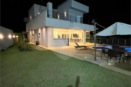 Casa à venda com 4 suítes no condomínio Figueira Garden, Atibaia - SP