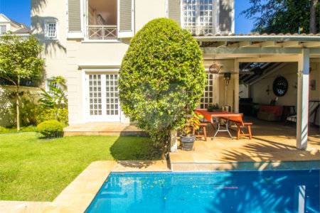 Casa à venda com 5 quartos, sendo 4 suítes, no condomínio Bounganville, São Paulo - SP