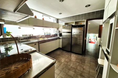 Casa de Vila à venda ou para alugar com 4 quartos, sendo 2 suítes, em Jardim Leonor, São Paulo, SP