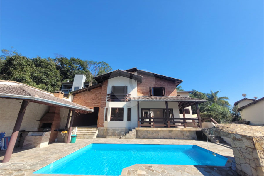 Casa à venda com 5 quartos, sendo 3 suítes, no condomínio Alpes da Cantareira, Mairiporã - SP
