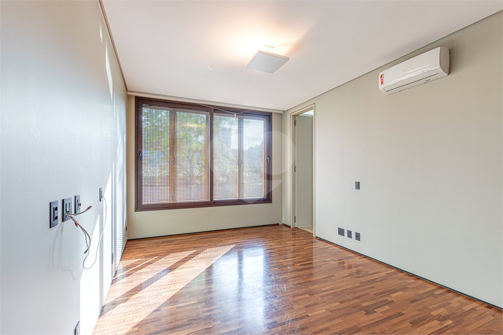 Casa à venda com 4 quartos, sendo 3 suítes, em Vila Nova Conceição, São Paulo, SP