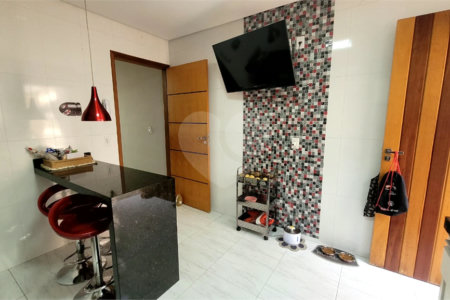 Sobrado à venda com 3 quartos, sendo 1 suíte, em Vila Nivi, São Paulo, SP