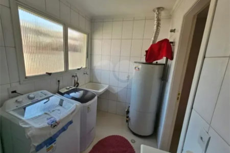 Casa à venda com 3 quartos, sendo 2 suítes, no condomínio Vila Borghese, São Paulo - SP