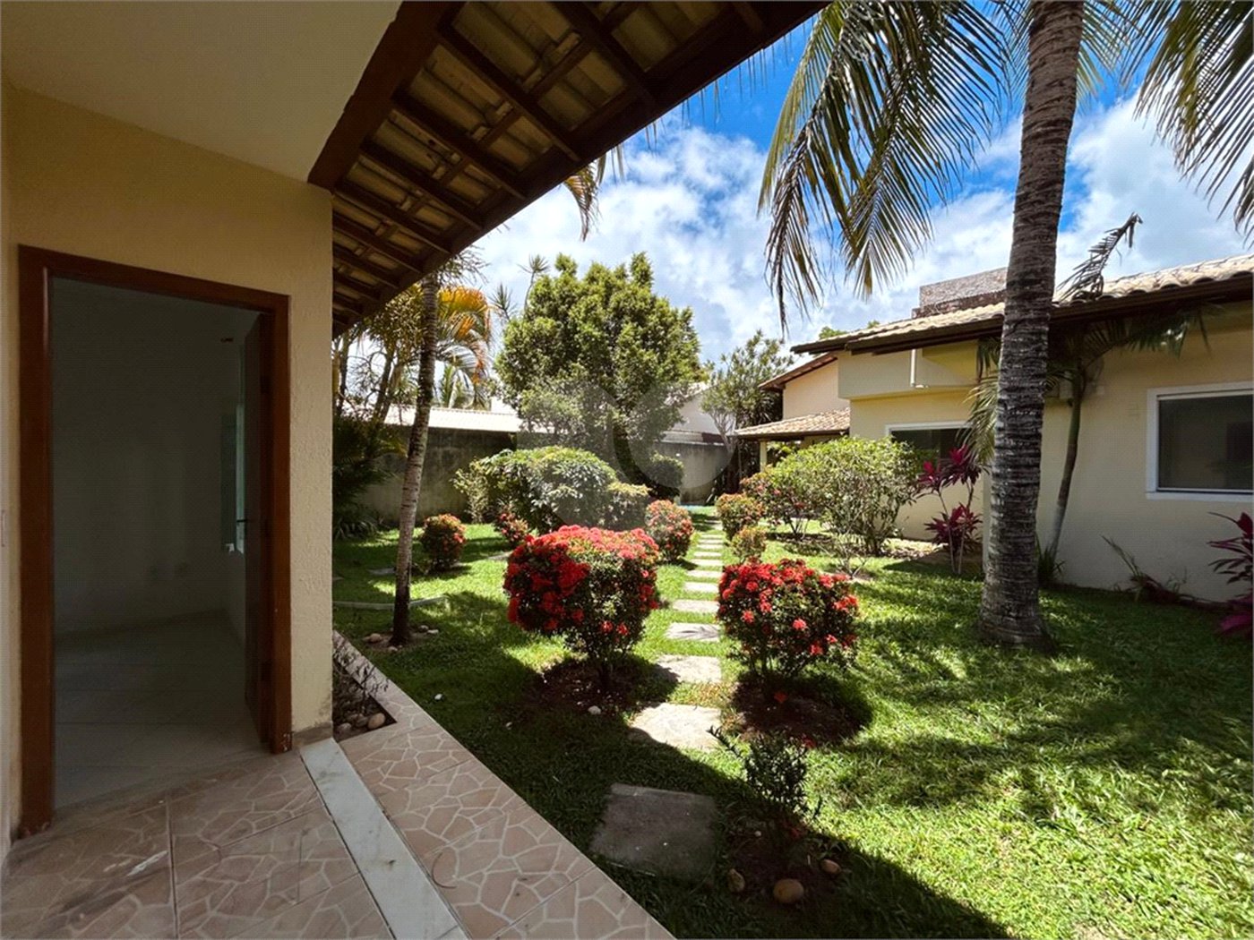 Casa à venda com 1 quarto, sendo 3 suítes,  em Outerio da Glória, Porto Seguro, BA