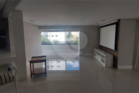 Apartamento à venda no Campo Belo de 245m² com 3 suítes e 3 vagas
