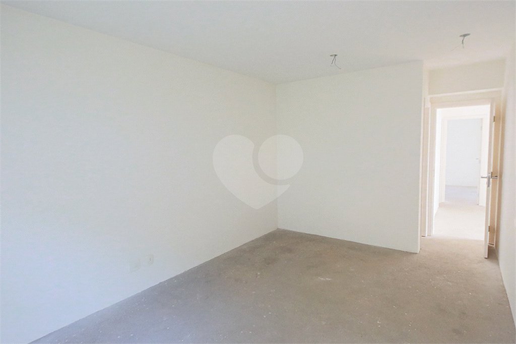 Casa à venda com 4 quartos, sendo 2 suítes, no condomínio Bristol Village, São Paulo - SP