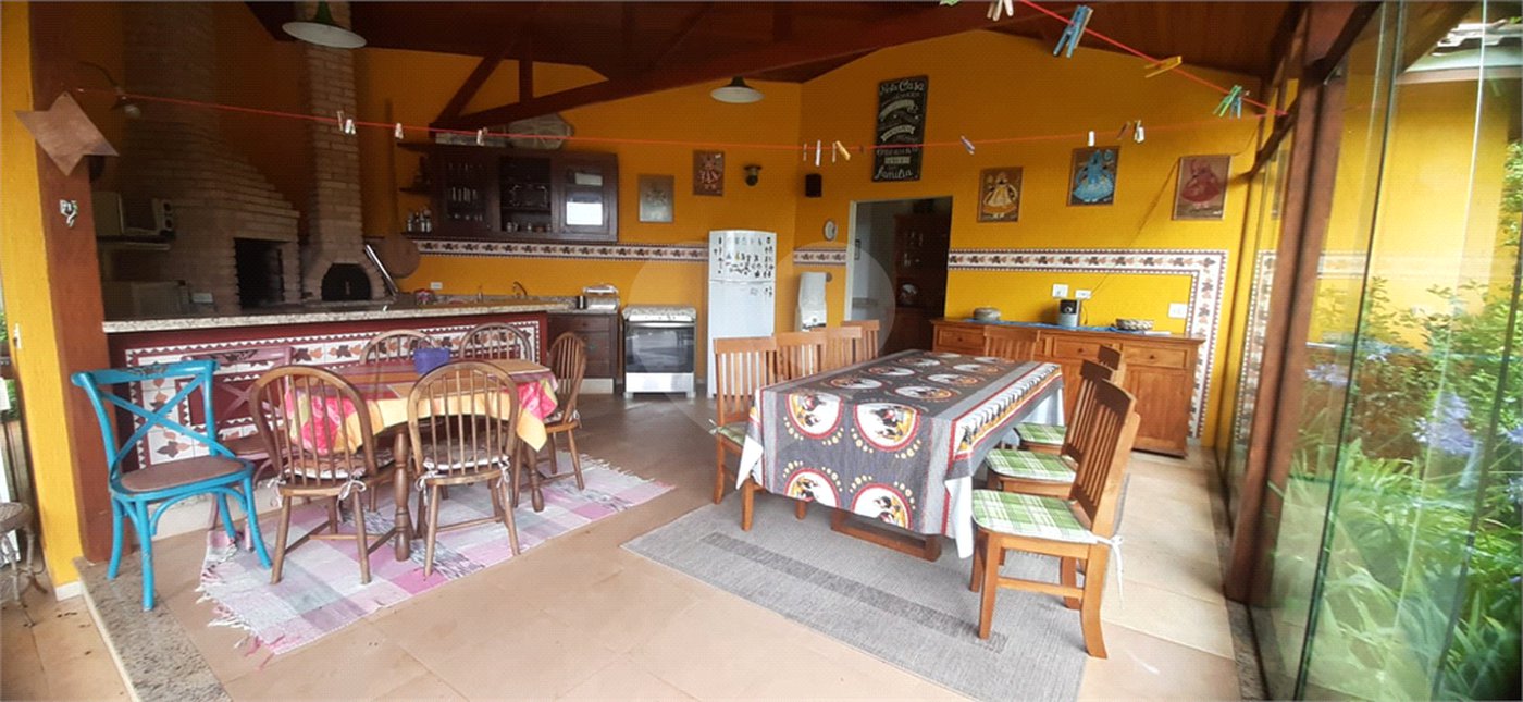 Casa à venda com 5 quartos, sendo 4 suítes, no condomínio Alpes da Cantareira, Mairiporã - SP