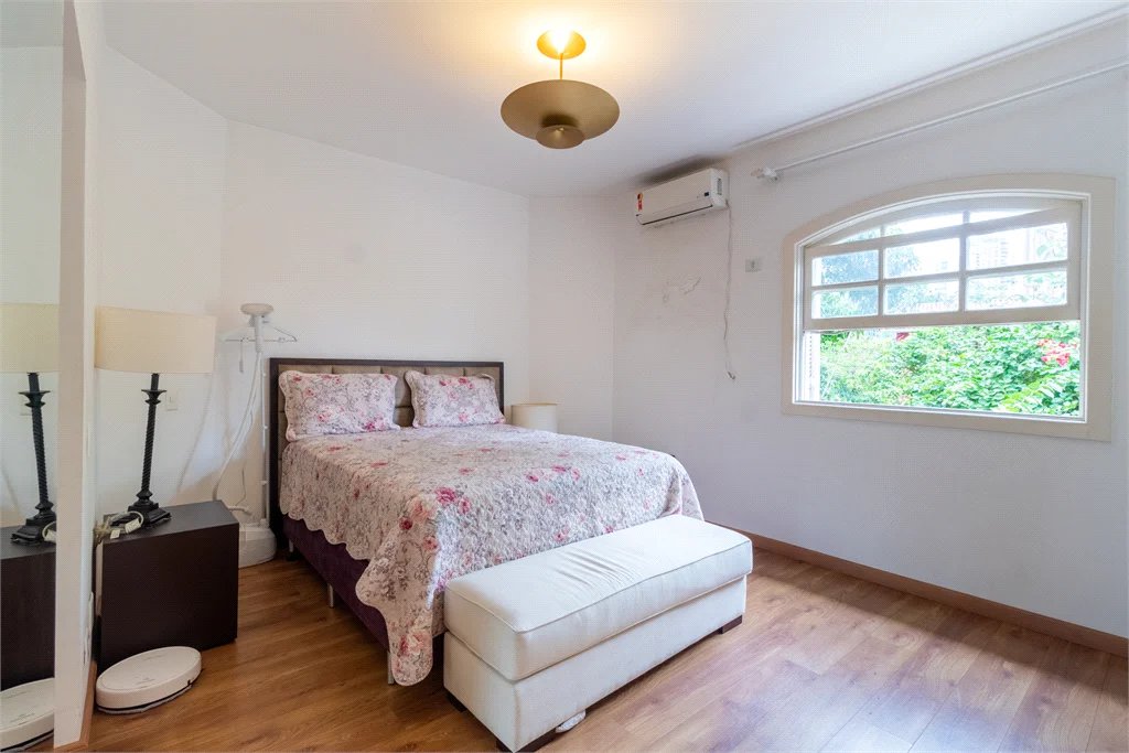 Casa à venda com 4 quartos, sendo 2 suítes, no condomínio Vila das Flores, São Paulo - SP