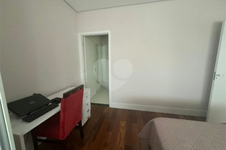 Sobrado à venda com 5 quartos, sendo 3 suítes, em Vila Nivi, São Paulo, SP