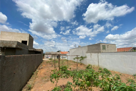 Terreno com 250,00 m² de área total.
