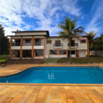 Indaiatuba- Vale das Laranjeiras - Vista dos fundos para o lago - Casa assobradada - 3 pisos, 4 quartos, 2 suítes, uma com hidro ,escritório, sala 3 ambientes, lareira, lavabo,cozinha ampla, despensa, lavanderia, churrasqueira, forno pizza, 6 wcs, piscina, jardim despensa, garagem, segurança