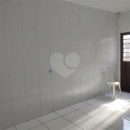 Casa térrea com 2 dormitórios, sendo 1 suíte.