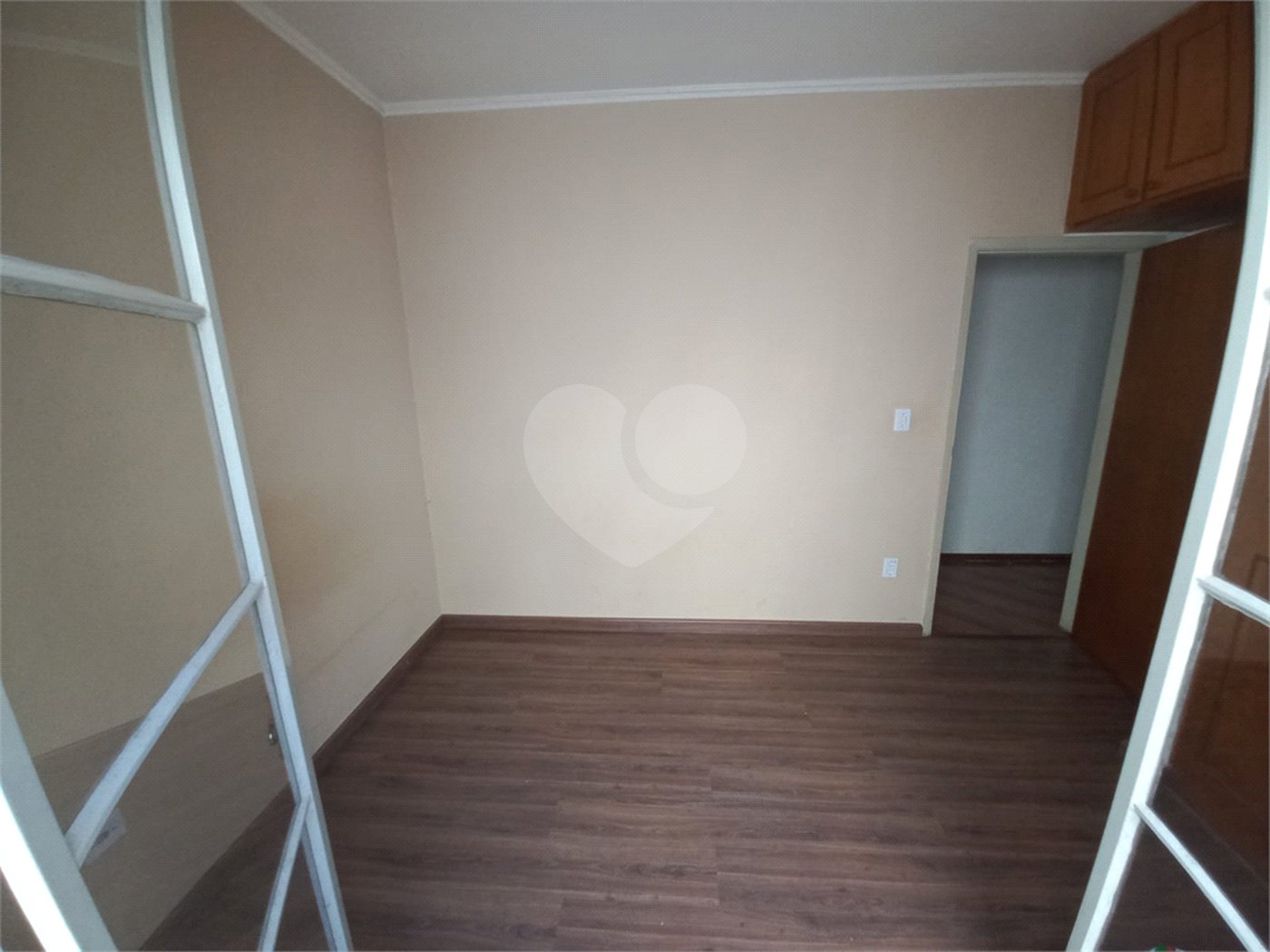 Casa térrea com 3 dormitórios, sendo 1 suíte.