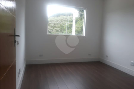 Sobrado à venda com 3 quartos, sendo 1 suíte, em Jardim Vitória, Mairinque, SP