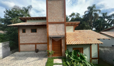 Sobrado à venda com 3 quartos, sendo 1 suíte, em Serra da Cantareira, Mairiporã, SP