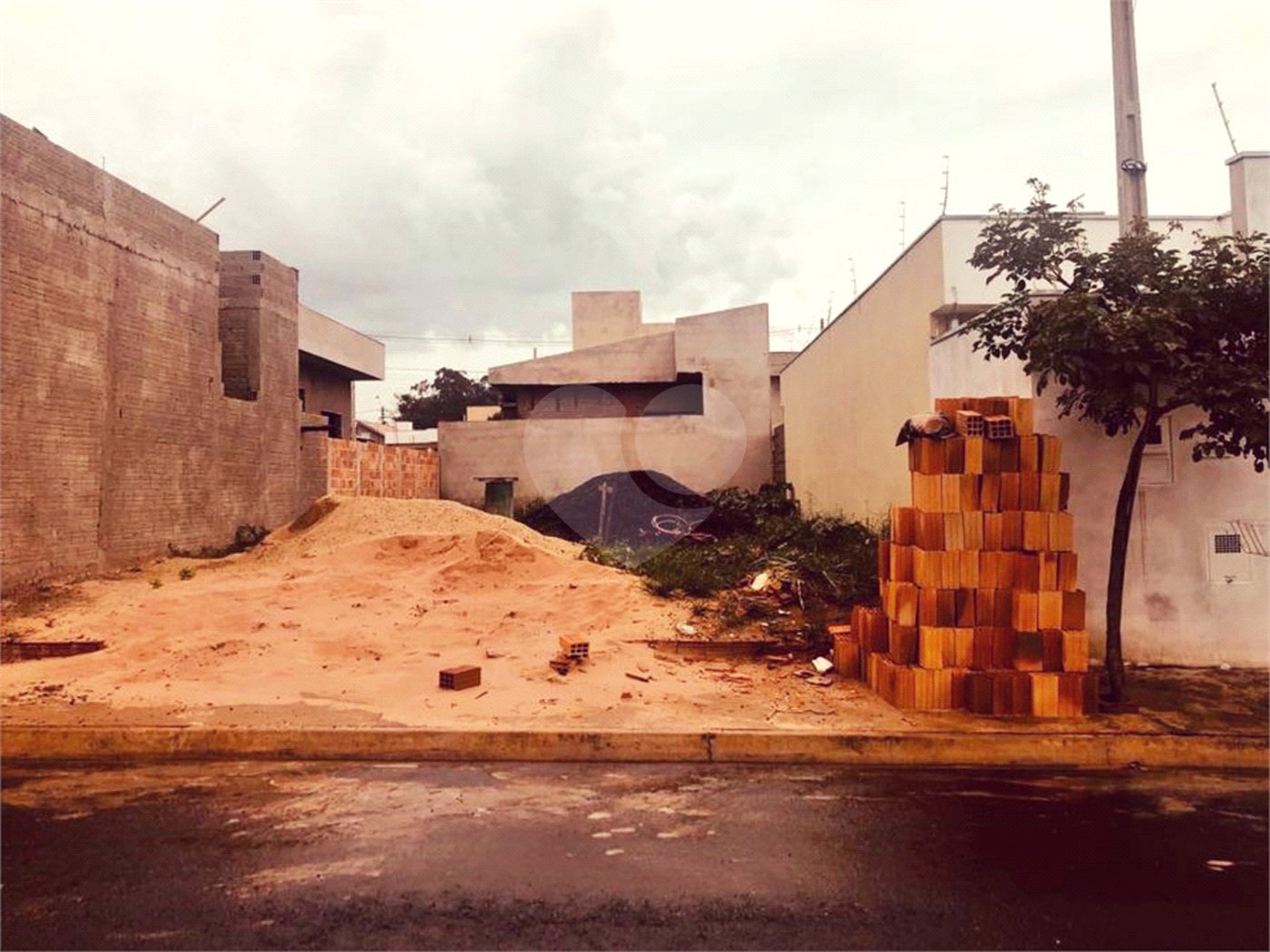 Terreno com 160,00 m² de área total.
