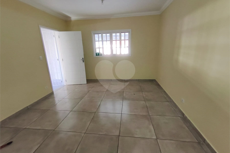 Sobrado à venda com 3 quartos, sendo 1 suíte, em Vila Nivi, São Paulo, SP