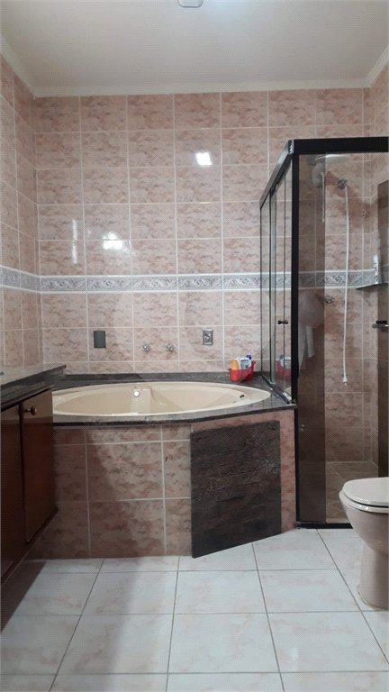Casa à venda com 5 quartos, sendo 3 suítes,  em Vila Oliveira, Mogi das Cruzes, SP
