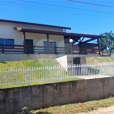 Casa à venda com 3 suítes no condomínio Riviera dos Pássaros, Joanópolis - SP