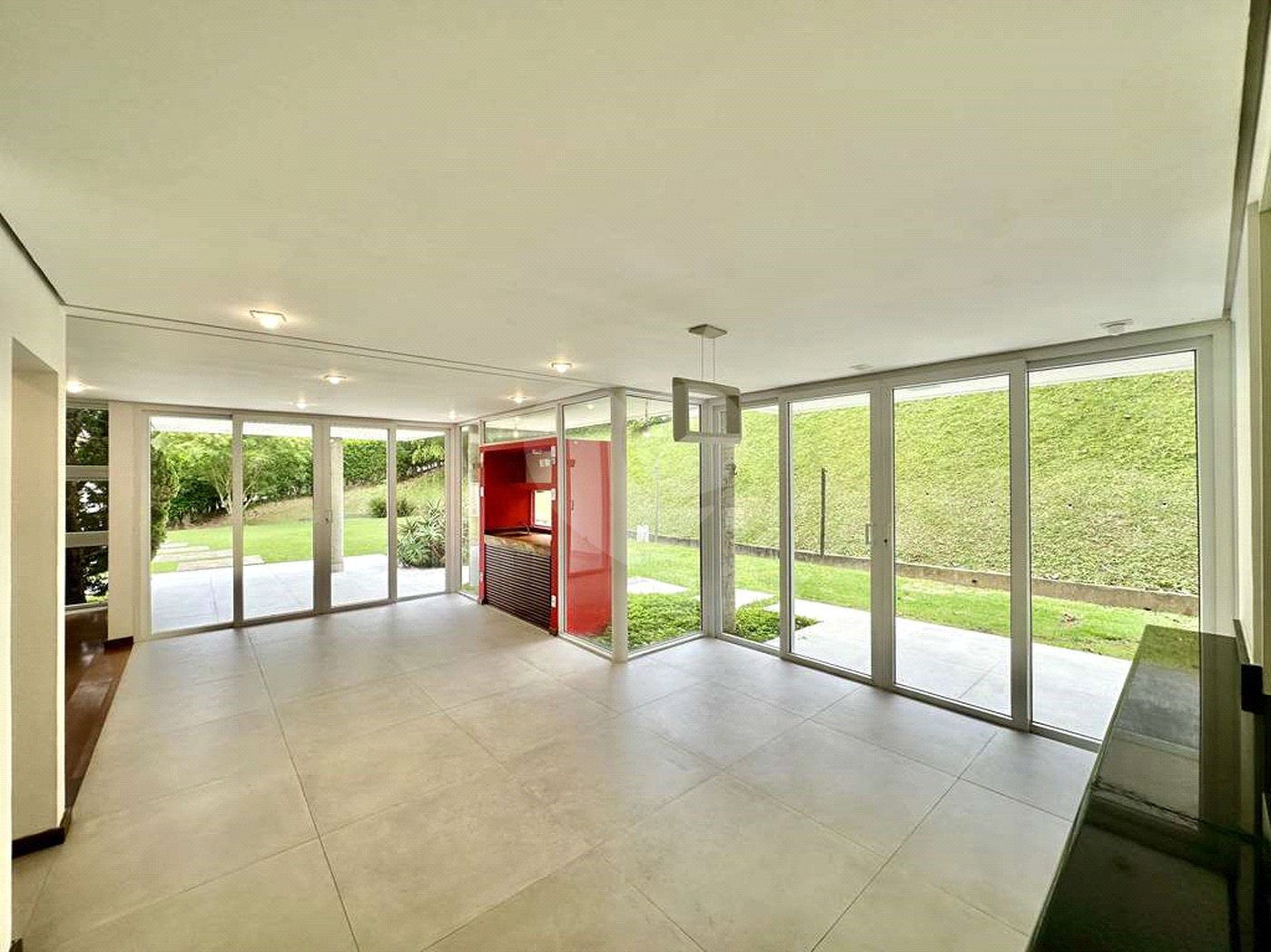 Casa à venda com 4 suítes no condomínio Recanto Impla, Carapicuíba - SP