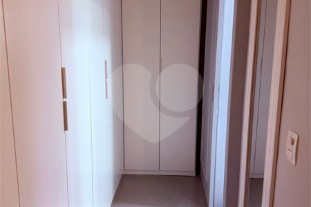 Sobrado à venda com 4 quartos, sendo 2 suítes, em Vila Santo Antônio, Cotia, SP