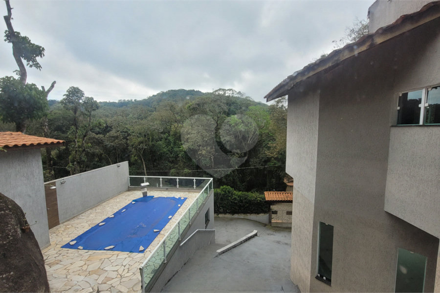 Casa à venda com 4 quartos, sendo 1 suíte, no condomínio Parque Suiça, Caieiras - SP