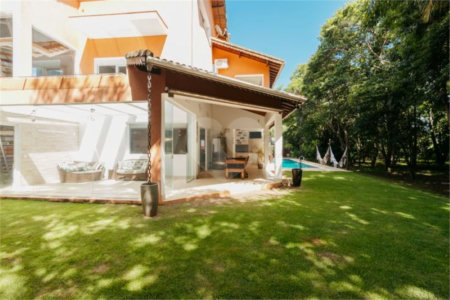 Casa à venda com 5 quartos, sendo 4 suítes, no condomínio Figueira Garden, Atibaia - SP