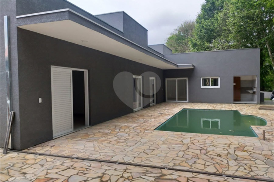 Casa à venda com 2 quartos, sendo 1 suíte, no condomínio Figueira Garden, Atibaia - SP