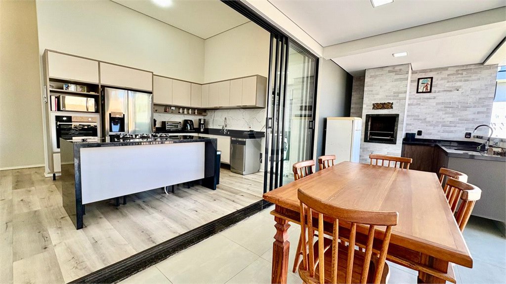 Casa à venda com 3 suítes no condomínio Village Ipanema 2, Araçoiaba da Serra - SP