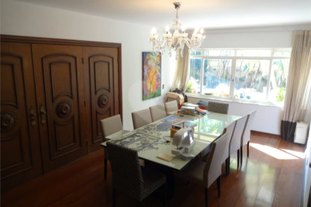 Casa à venda com 5 quartos, sendo 2 suítes,  em Vila Oliveira, Mogi das Cruzes, SP