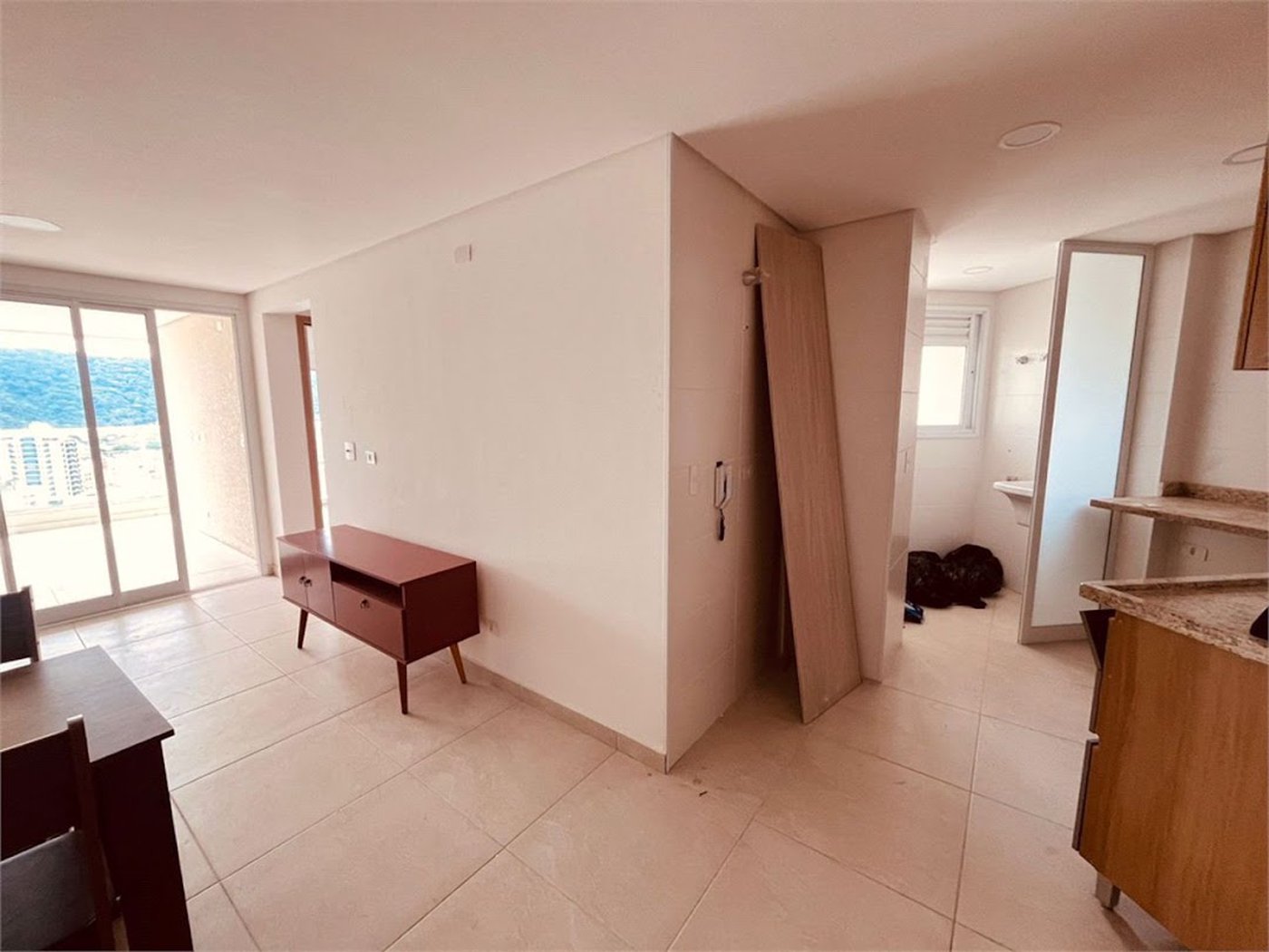 Apartamento com Varanda Gourmet em Condomínio Clube na Enseada – 2 Dormitórios