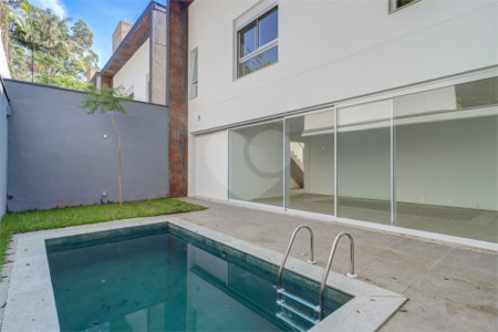 Casa à venda ou para alugar com 3 suítes no condomínio Jardim Flora, São Paulo - SP