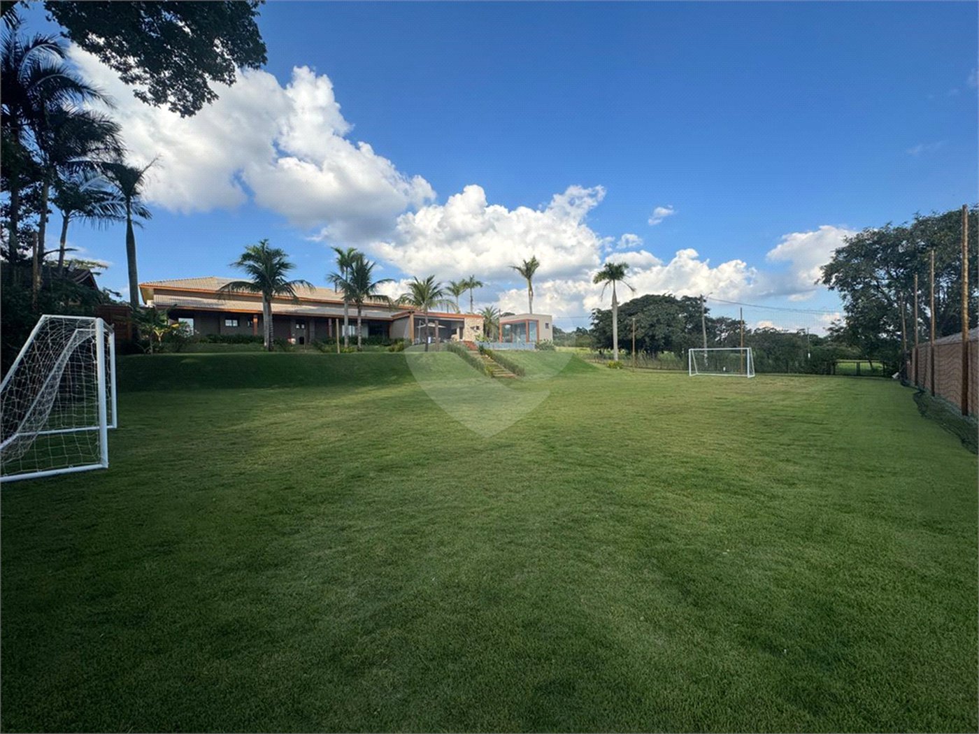 Casa à venda com 6 suítes no condomínio Vila Pinhal, Itirapina - SP