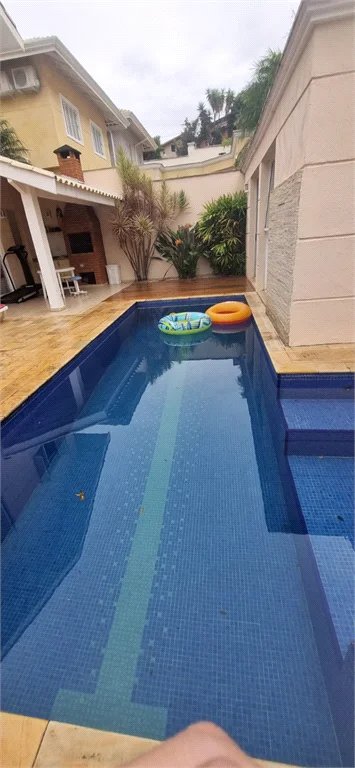 Casa à venda com 4 quartos, sendo 2 suítes,  no condomínio Casas de Windsor, São Paulo - SP