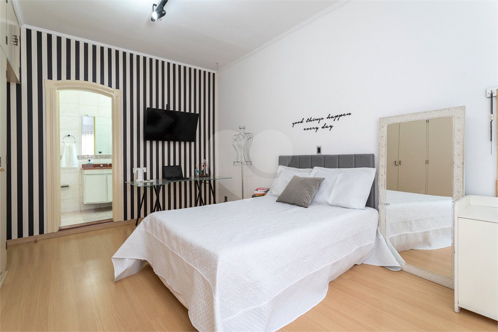 Casa à venda com 4 quartos, sendo 3 suítes, em Vila Mariana, São Paulo, SP
