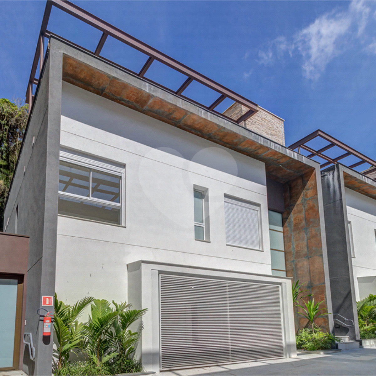 Casa à venda ou para alugar com 3 suítes no condomínio Jardim Flora, São Paulo - SP