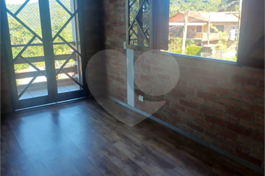 Casa à venda ou para alugar com 3 quartos, sendo 1 suíte, no condomínio Parque Suiça, Caieiras - SP