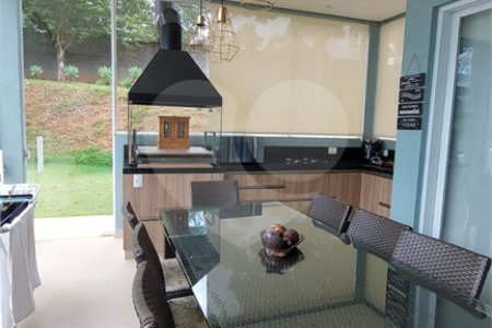Casa à venda com 4 suítes no condomínio Figueira Garden, Atibaia - SP