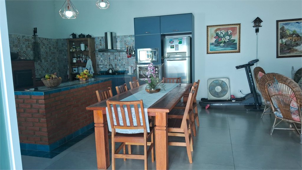 Casa à venda com 5 quartos, sendo 1 suíte, no condomínio Village da Serra, Araçoiaba da Serra - SP