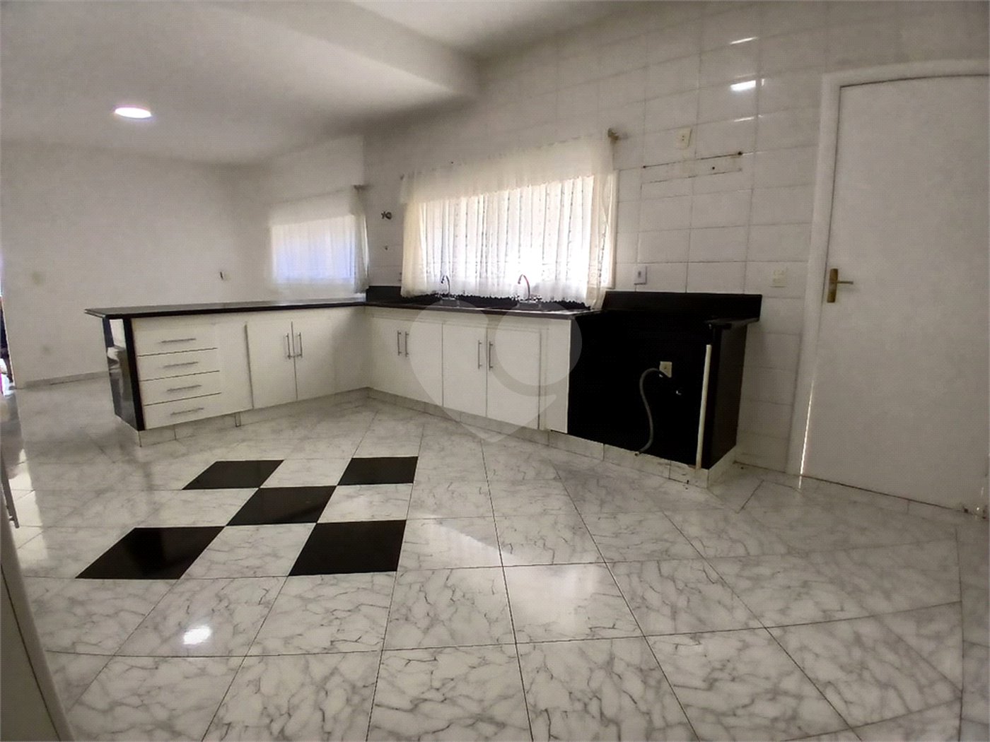 Casa à venda com 4 quartos, sendo 2 suítes, no condomínio Flamboyant, Atibaia - SP